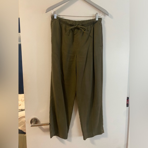 ARITZIA The Group by Babaton cropped pant - olive green, sz small - Picture 1 of 5